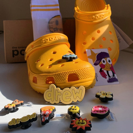 Crocs Drew House Amarelo com Jibbitz Exclusivos | Estilo Justin Bieber