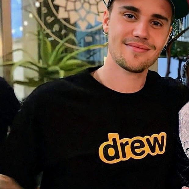 Camiseta Tradicional Logo "Drew" (Escolha sua cor)